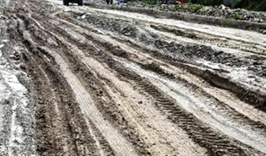हिलाम्य सडक : पैदलयात्रीलाई सास्ती